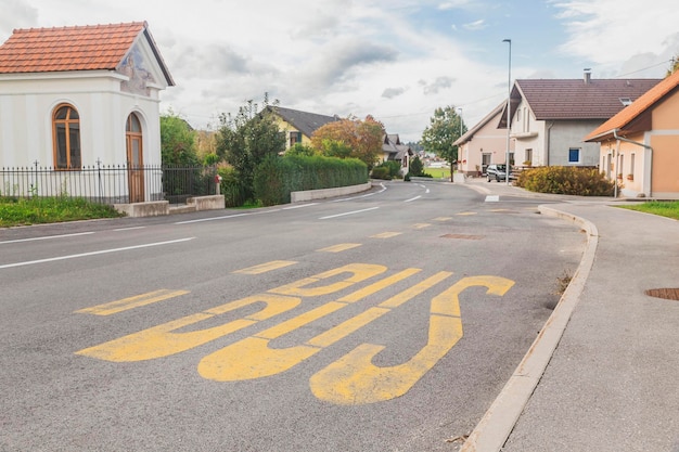 Voie de bus sur la route dans une petite ville slovène Logatec