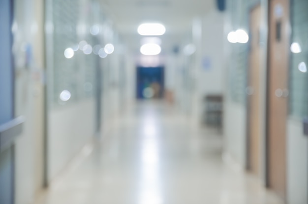 Voie du couloir de l'hôpital abstrait vide floue pendant la nuit