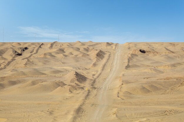 Voie d'escalade sur fond de route en montée simple désert sauvage