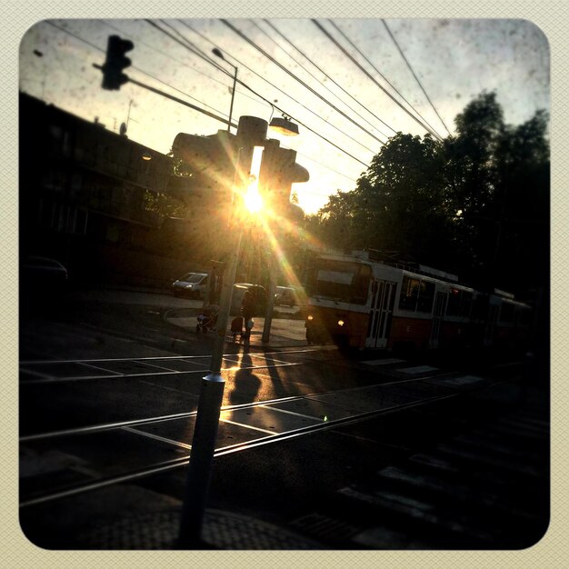 Photo la voie ferrée au coucher du soleil