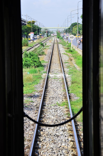 Voie ferrée dans la campagne rurale pour le voyage en train de locomotive à la gare d'Ayutthaya le 1er mai 2014 à Phra Nakhon si Ayutthaya Thaïlande