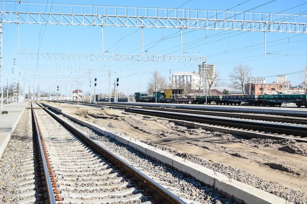 Voie ferrée à la gare Le nouveau chemin de fer