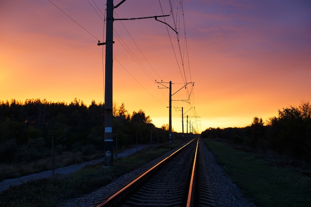 Une voie ferrée à la lumière du coucher du soleil