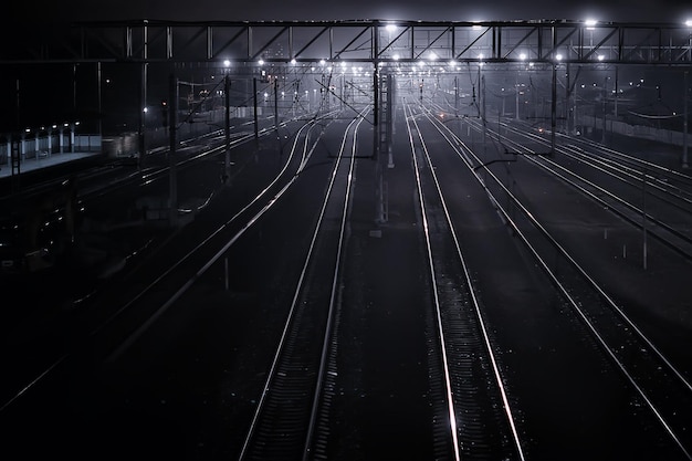 voie ferrée paysage de nuit à la gare brouillard automne