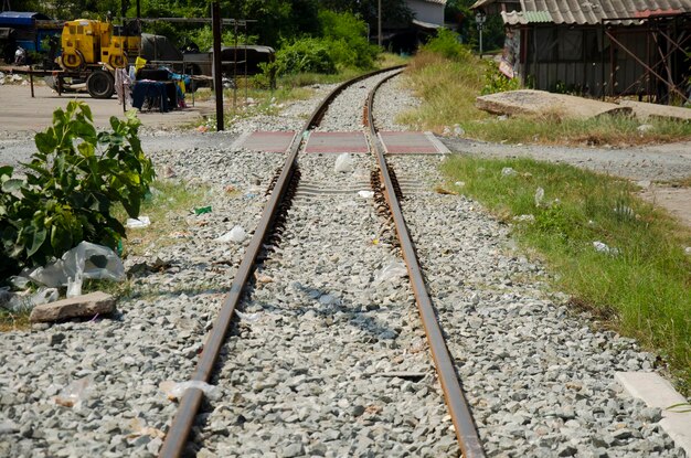Voie ferrée et traverse de voie ferrée pour le train circulant dans la gare de Tha Chalom à Mahachai le 31 janvier 2017 à Samut Sakhon en Thaïlande