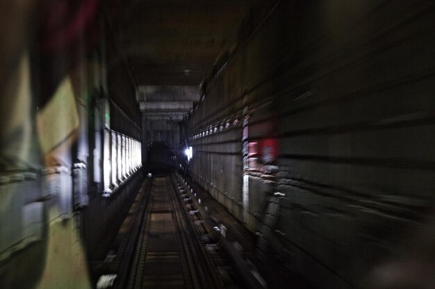 Photo voie ferroviaire dans un tunnel