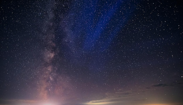 Voie lactée de ciel étoilé de nuit et rayon de lumière