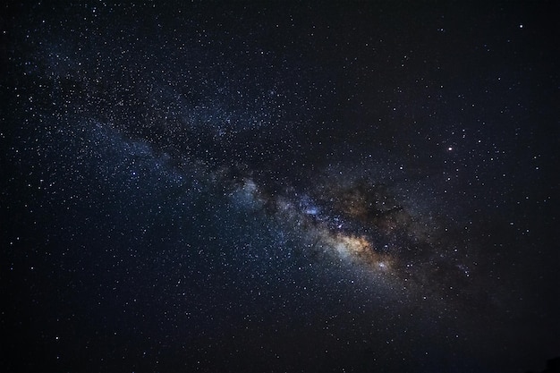 Voie lactée clairement galaxie à phitsanulok en thaïlande photographie à longue exposition avec grain