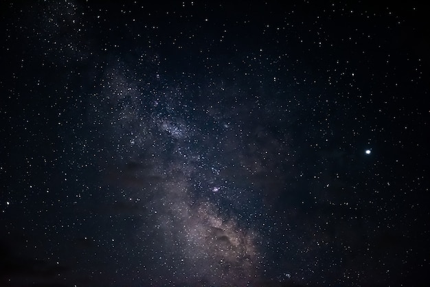 Voie lactée dans le ciel étoilé de la nuit