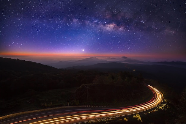 Voie lactée avec éclairage sur la route à Doi inthanon Chiang Mai Thaïlande