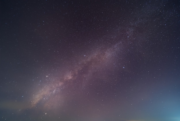 La voie lactée et les étoiles dans le magnifique ciel nocturne