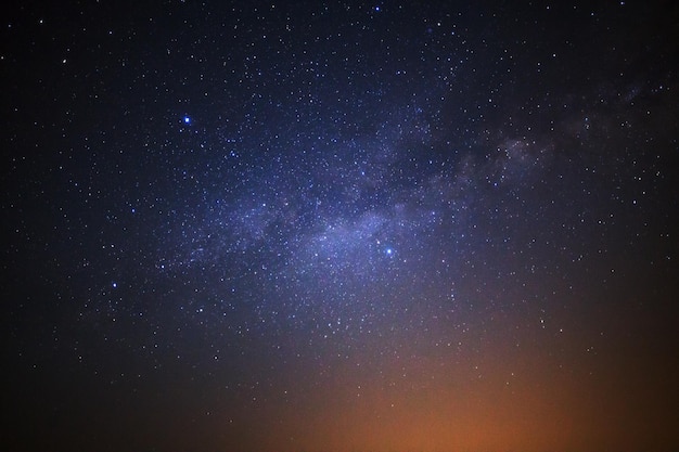 Voie lactée avec des étoiles et de la poussière de l&#39;espace dans l&#39;univers