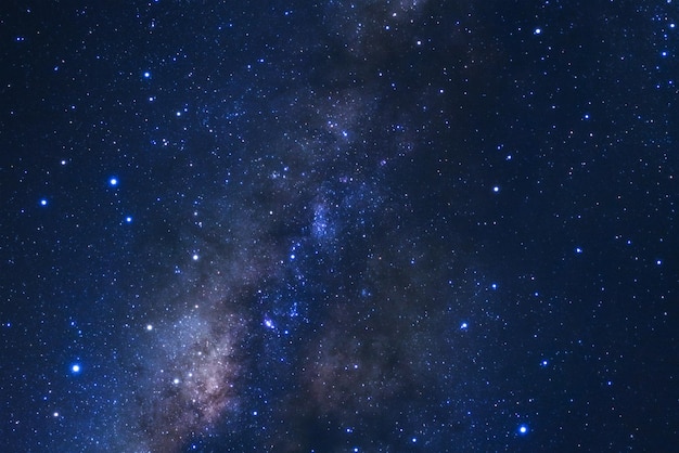 Voie lactée avec des étoiles et de la poussière spatiale dans l'univers Photographie longue exposition avec grain
