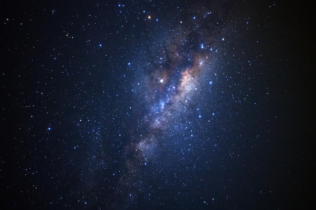 Voie lactée avec des étoiles et de la poussière spatiale dans l'univers Photographie longue exposition avec grain