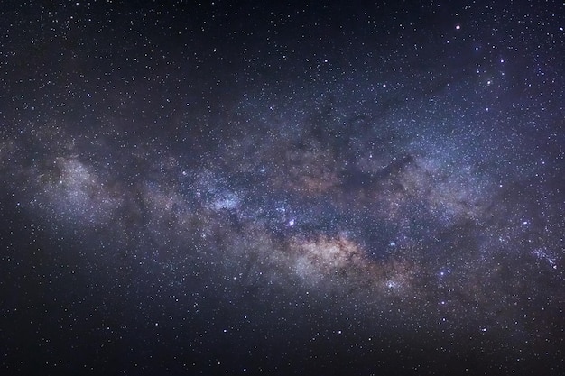 Voie lactée avec des étoiles et de la poussière spatiale dans l'univers Photographie longue exposition avec grainxAxA