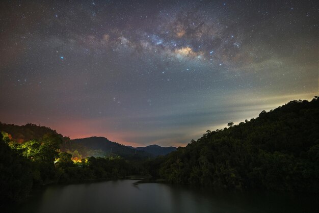 Photo la voie lactée à kuala kubu bharu dans le selangor