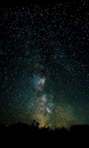 Voie lactée, photographie à longue exposition, beau ciel nocturne. Ciel nocturne avec beaucoup d'étoiles brillantes. Remarque : Soft Focus et grain à 100 , les meilleures tailles plus petites.