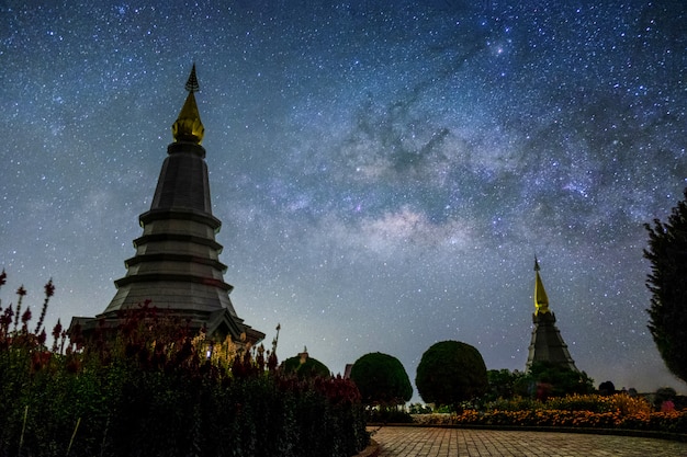 Voie lactée se lève Doi Inthanon National Park au-dessus de la pagode Thaïlande