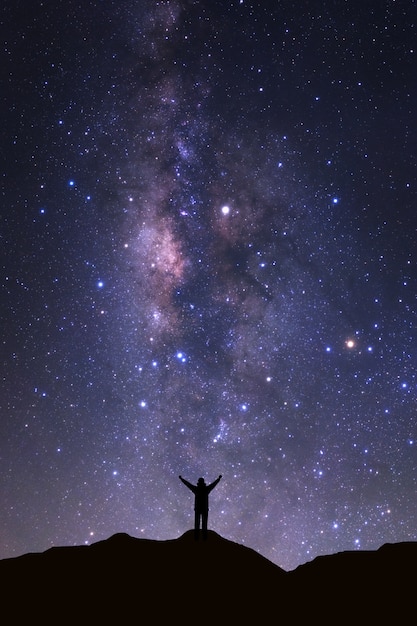 Voie lactée et silhouette d&#39;un homme heureux debout