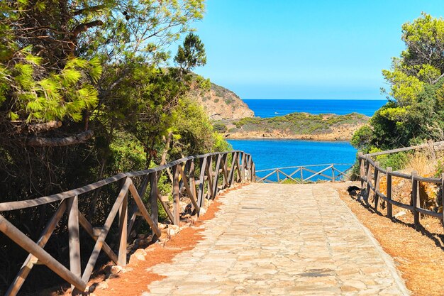 Voie à la plage de Chia à la mer Méditerranée, Sardaigne, Italie