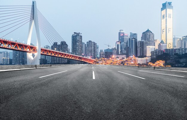 La voie rapide et les toits de la ville moderne se trouvent à Chongqing, en Chine.