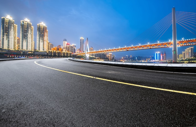 La voie rapide et les toits de la ville moderne se trouvent à Chongqing, en Chine.