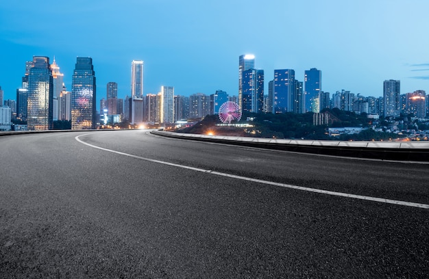 La voie rapide et les toits de la ville moderne se trouvent à Chongqing, en Chine.