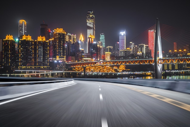 La voie rapide et les toits de la ville moderne se trouvent à Chongqing, en Chine.