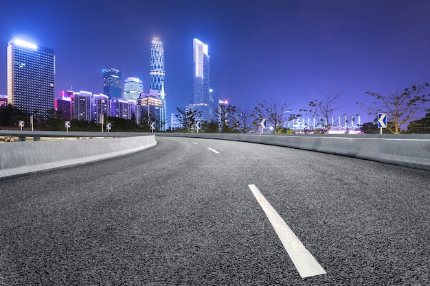 La Voie Rapide Et Les Toits De La Ville Moderne Se Trouvent à Guangzhou, En Chine.