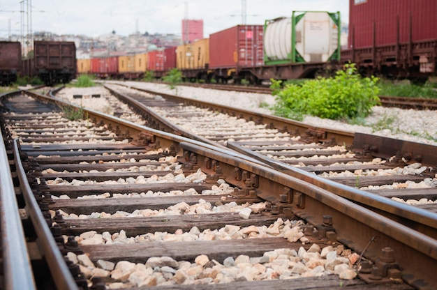 une voie de train avec une voiture de boîte rouge sur le côté