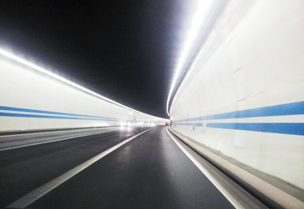 Voie vide dans le tunnel