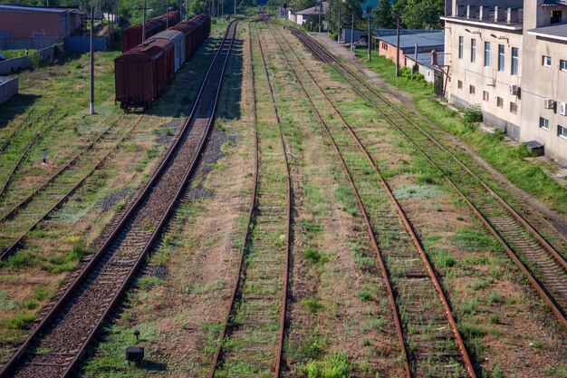 Voies de chemin de fer, beaucoup de rails vont dans la distance