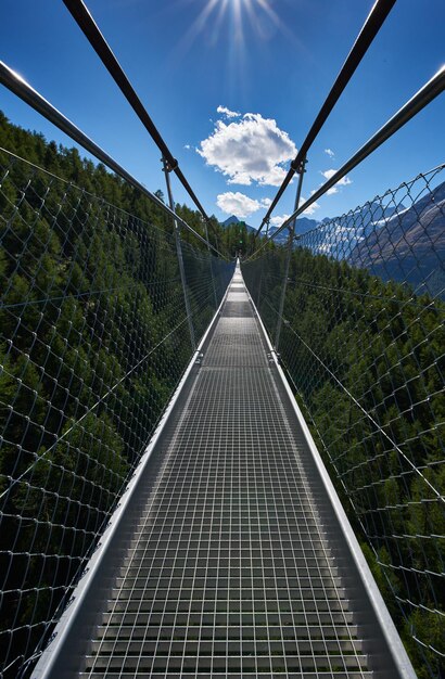 Les voies ferrées contre le ciel