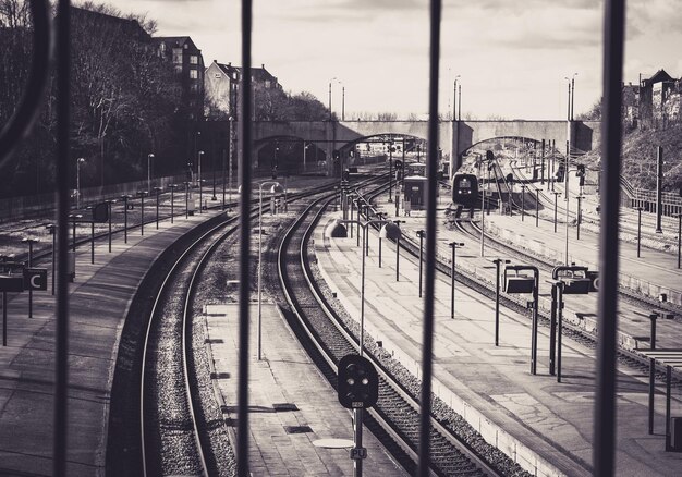 Photo les voies ferrées contre le ciel