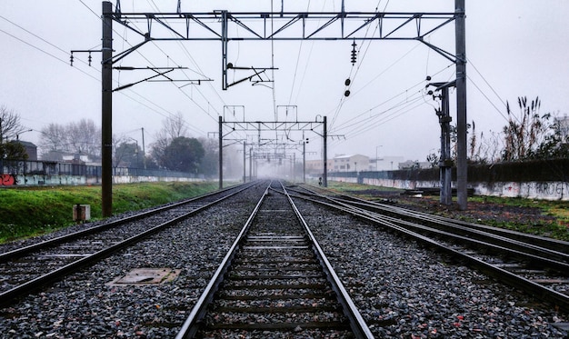 Les voies ferrées contre le ciel