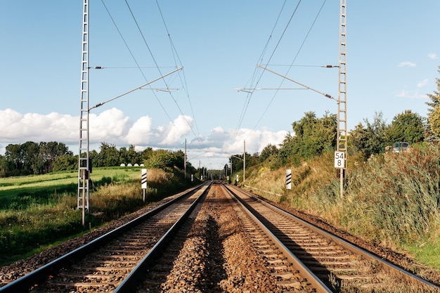 Les voies ferrées contre le ciel