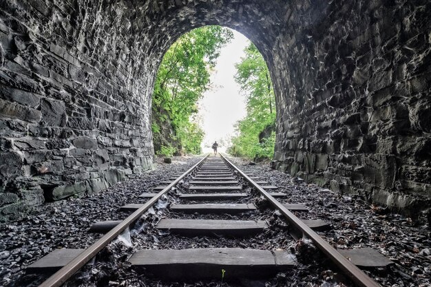 Photo les voies ferrées dans le tunnel