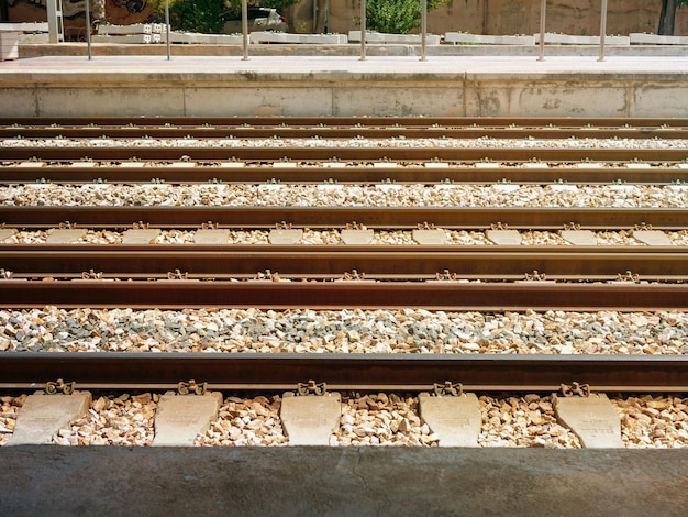 Voies ferrées entre les deux quais de la gare