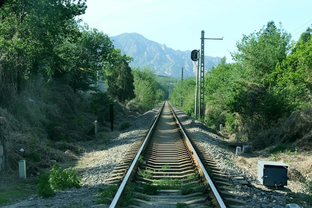 Des voies ferrées menant à la montagne.