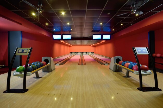 Photo des voies génériques de bowling avec une balle de bowling allant vers les broches