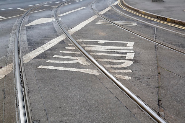 Voies de tramway et aucun signe d'entrée sur la rue à Nottingham, Angleterre, RU