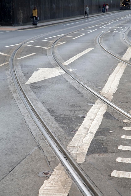 Voies de tramway et flèche sur rue à Nottingham, Angleterre, RU