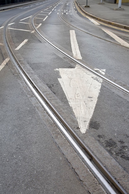 Voies de tramway et flèche sur rue à Nottingham, Angleterre, RU