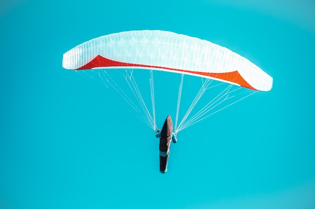 voile sur un parapente dans le ciel bleu