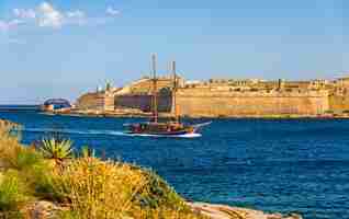 Photo voile vassel passant le port de marsamxett à malte