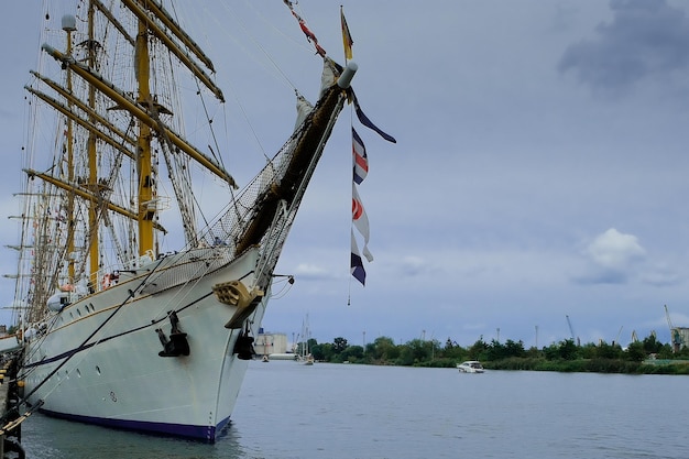 Voilier amarré au quai grand voilier