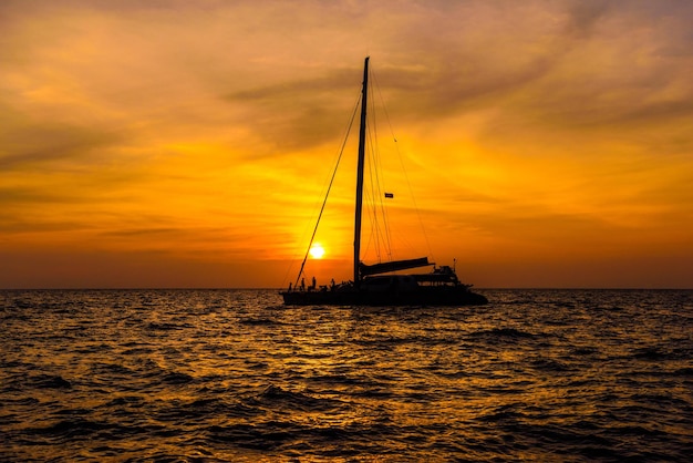 Voilier au coucher du soleil Îles Phi Phi Leh Mer d'Andaman Krabi Th