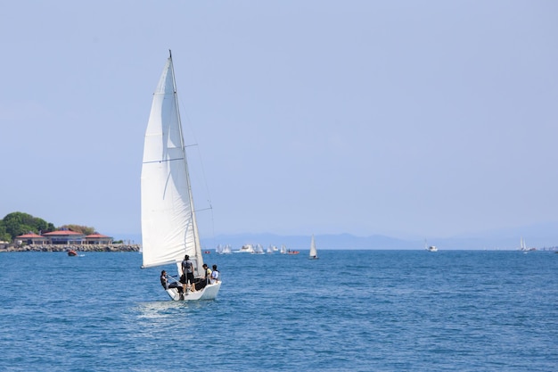 Voilier blanc sur la mer