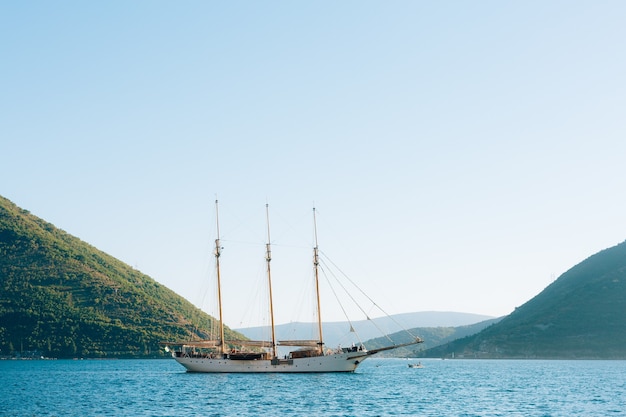 Voilier en bois sur la baie de Kotor