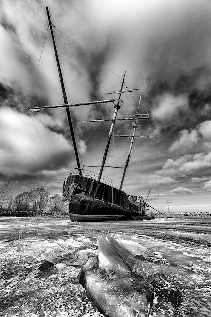 Un voilier sur la côte contre le ciel